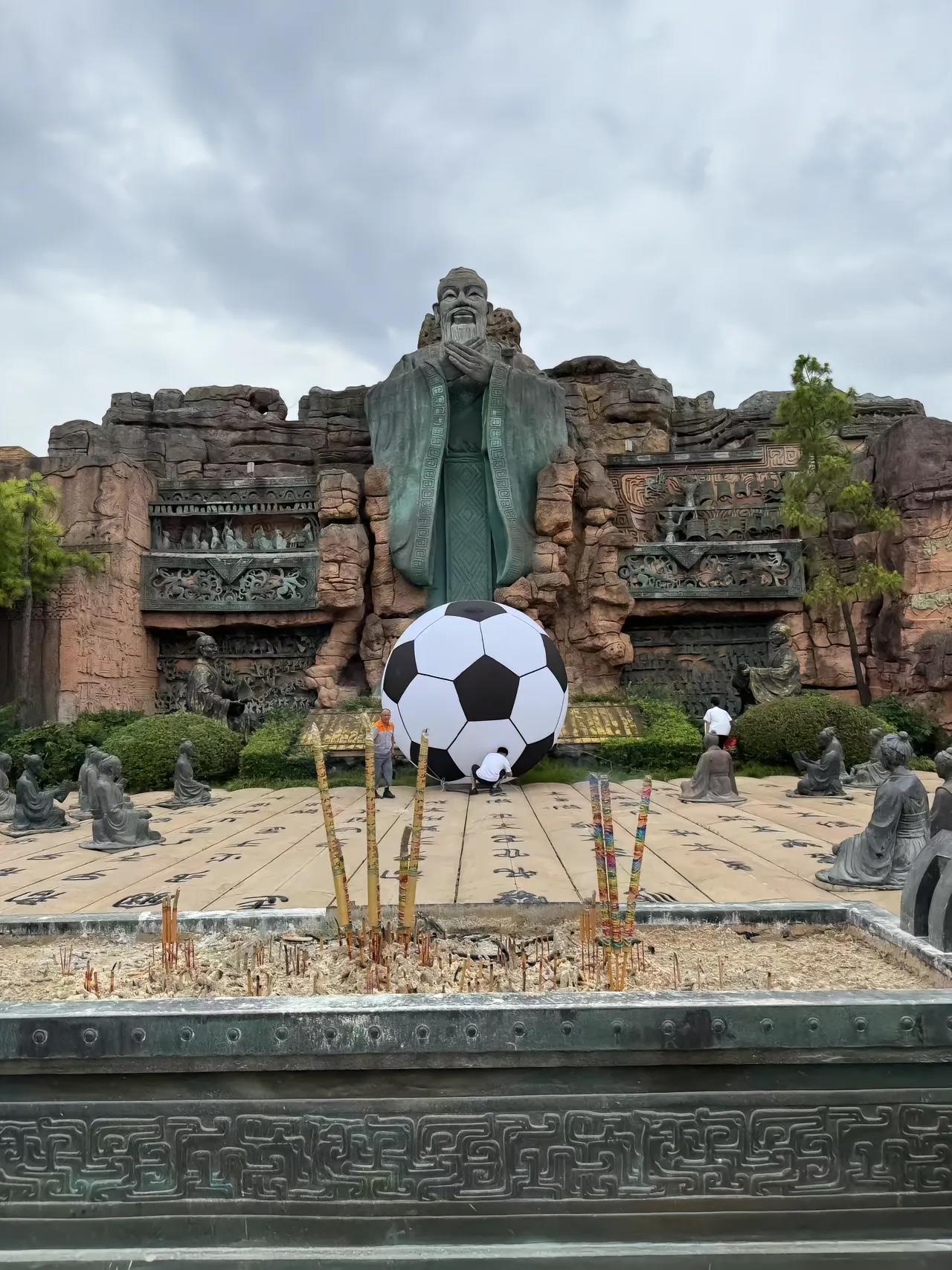 Liệu có hiệu quả không? Changzhou FC sẽ đối đầu với Nanjing trong Giải bóng đá Ngoại hạng Scotland vào tối nay. Người hâm mộ Changzhou đặt một quả bóng đá trước bức tượng Khổng Tử.