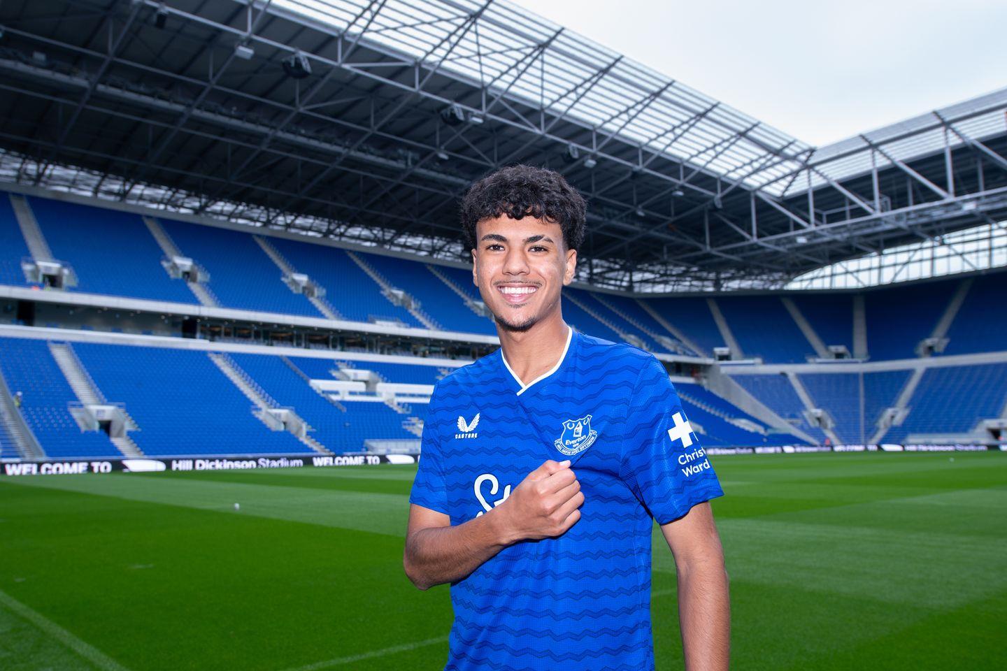 Chính thức: Everton ký hợp đồng với hậu vệ cánh 19 tuổi Aznu của Bayern Munich với mức giá được cho là 12 triệu euro