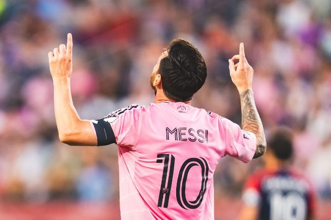 Thống kê toàn trận của Messi: 2 cú sút trúng đích, 2 bàn thắng, 5 lần rê bóng, 3 lần thành công