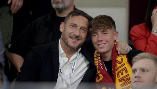 Gazzetta dello Sport: Con trai 19 tuổi của Totti đã giải nghệ, bị chế giễu vì vóc dáng và bị cáo buộc là dựa dẫm vào cha mình