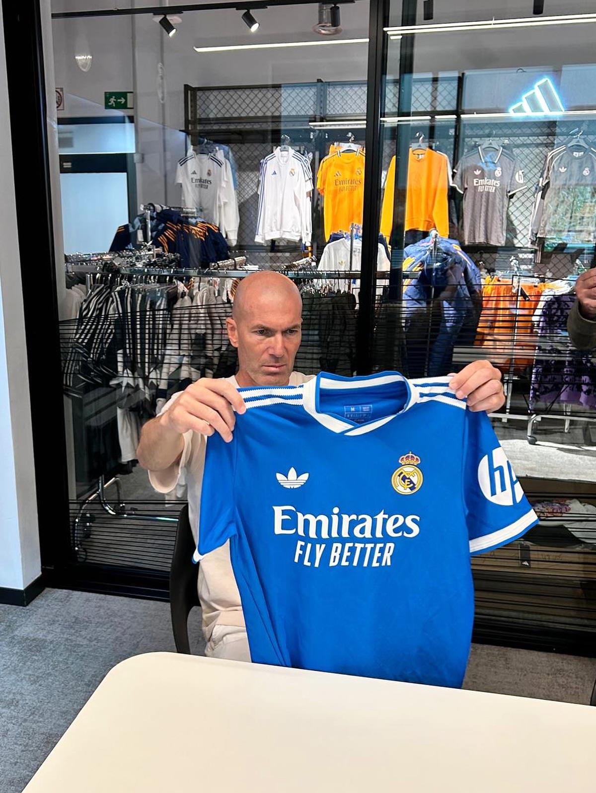 Thật tuyệt! Zidane đã đăng một bức ảnh lên mạng xã hội: anh ấy đang mặc chiếc áo đấu mới của Real Madrid,