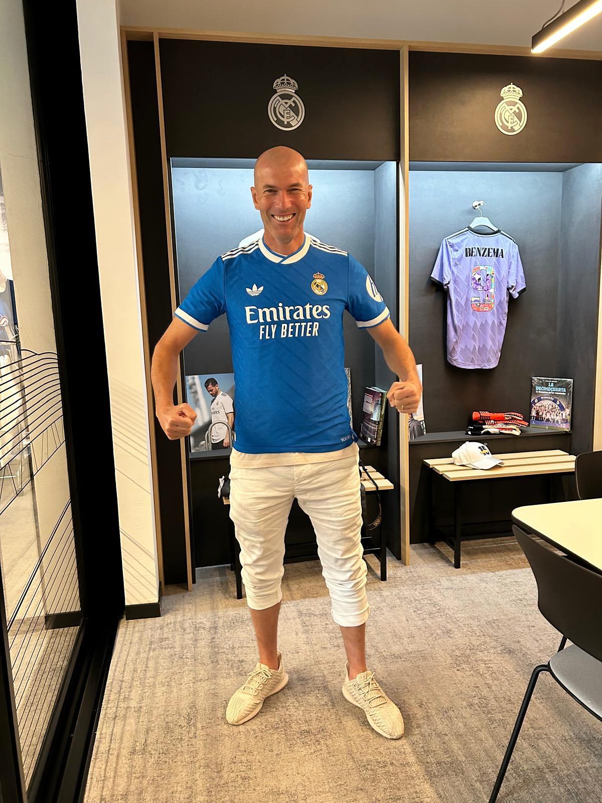 Thật tuyệt! Zidane đã đăng một bức ảnh lên mạng xã hội: anh ấy đang mặc chiếc áo đấu mới của Real Madrid,