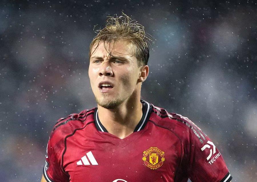 Romano: Milan tiếp tục thúc đẩy hợp đồng cho mượn Hoylen và hy vọng sẽ sớm đạt được thỏa thuận với Manchester United
