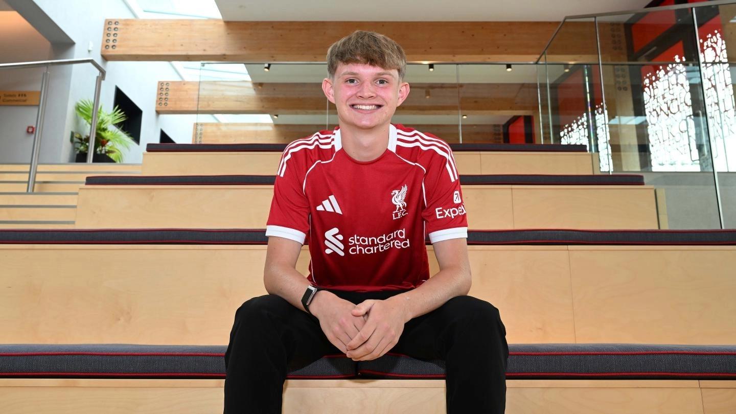 Liverpool ký hợp đồng với tiền đạo 17 tuổi Wright của Salford City, vượt qua Arsenal