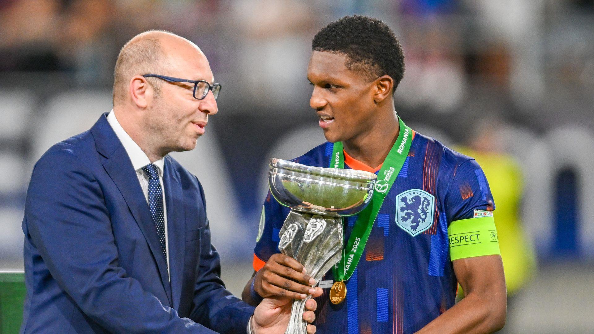 Truyền thông Hà Lan tóm tắt những ngôi sao mới của U19 Hà Lan: MVP Schmidt và vua phá lưới Ufkiel có tên trong danh sách Truyền thông Hà Lan tóm tắt những ngôi sao mới của U19 Hà Lan: MVP Schmidt và vua phá lưới Ufkiel có tên trong danh sách