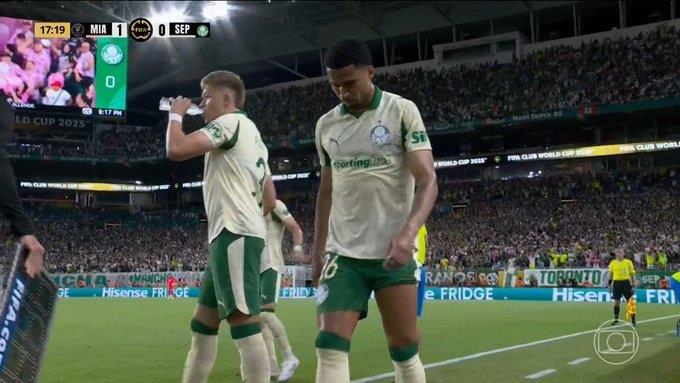 Cầu thủ Palmeiras cho biết anh đã bắt chước màn ăn mừng của Ronaldo khi ghi bàn vào lưới Miami, nhưng anh đã bị thương và phải rời sân sớm Cầu thủ Palmeiras cho biết anh đã bắt chước màn ăn mừng của Ronaldo khi ghi bàn vào lưới Miami, nhưng anh đã bị thương và phải rời sân sớm