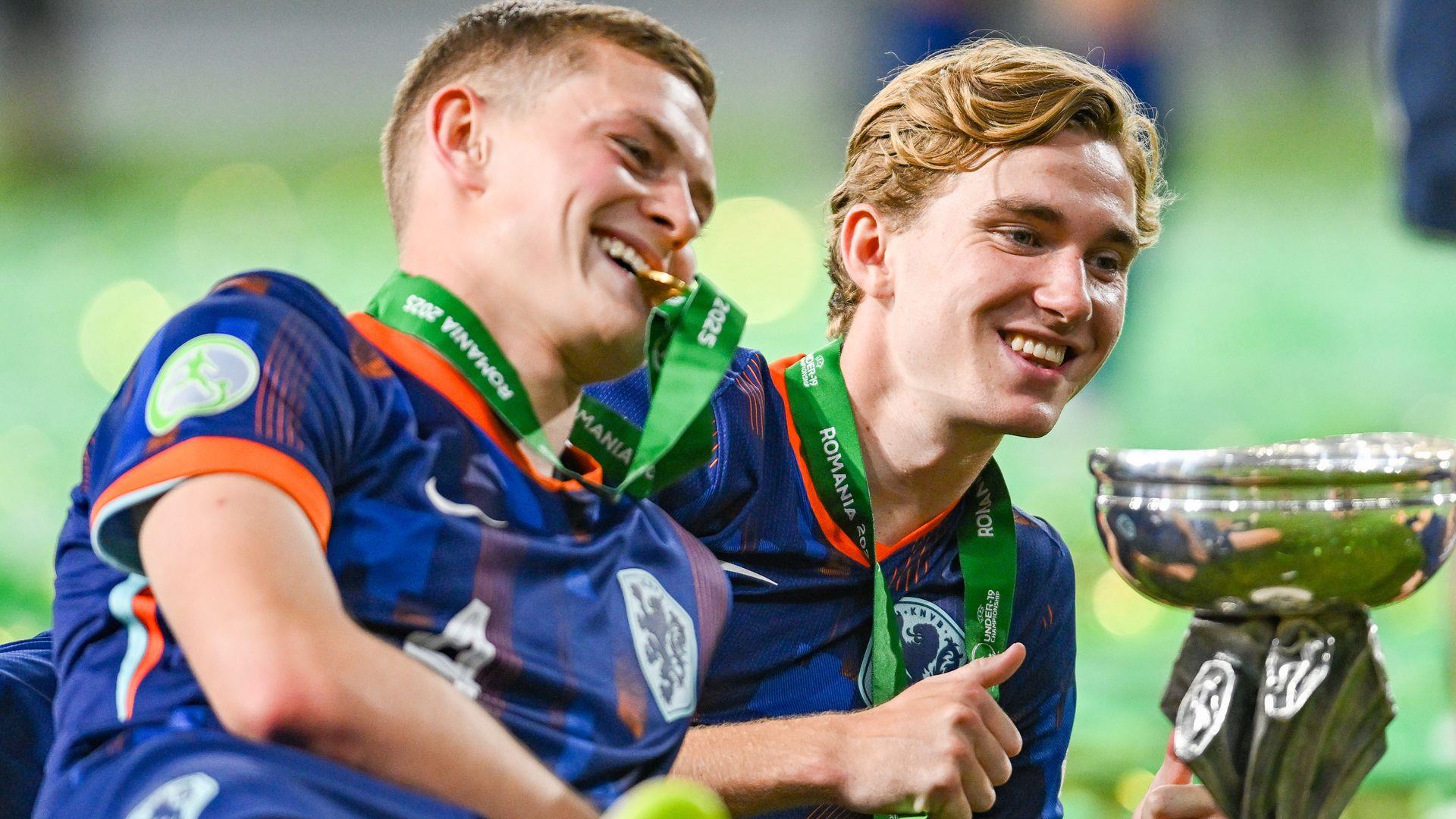 Truyền thông Hà Lan tóm tắt những ngôi sao mới của U19 Hà Lan: MVP Schmidt và vua phá lưới Ufkiel có tên trong danh sách Truyền thông Hà Lan tóm tắt những ngôi sao mới của U19 Hà Lan: MVP Schmidt và vua phá lưới Ufkiel có tên trong danh sách