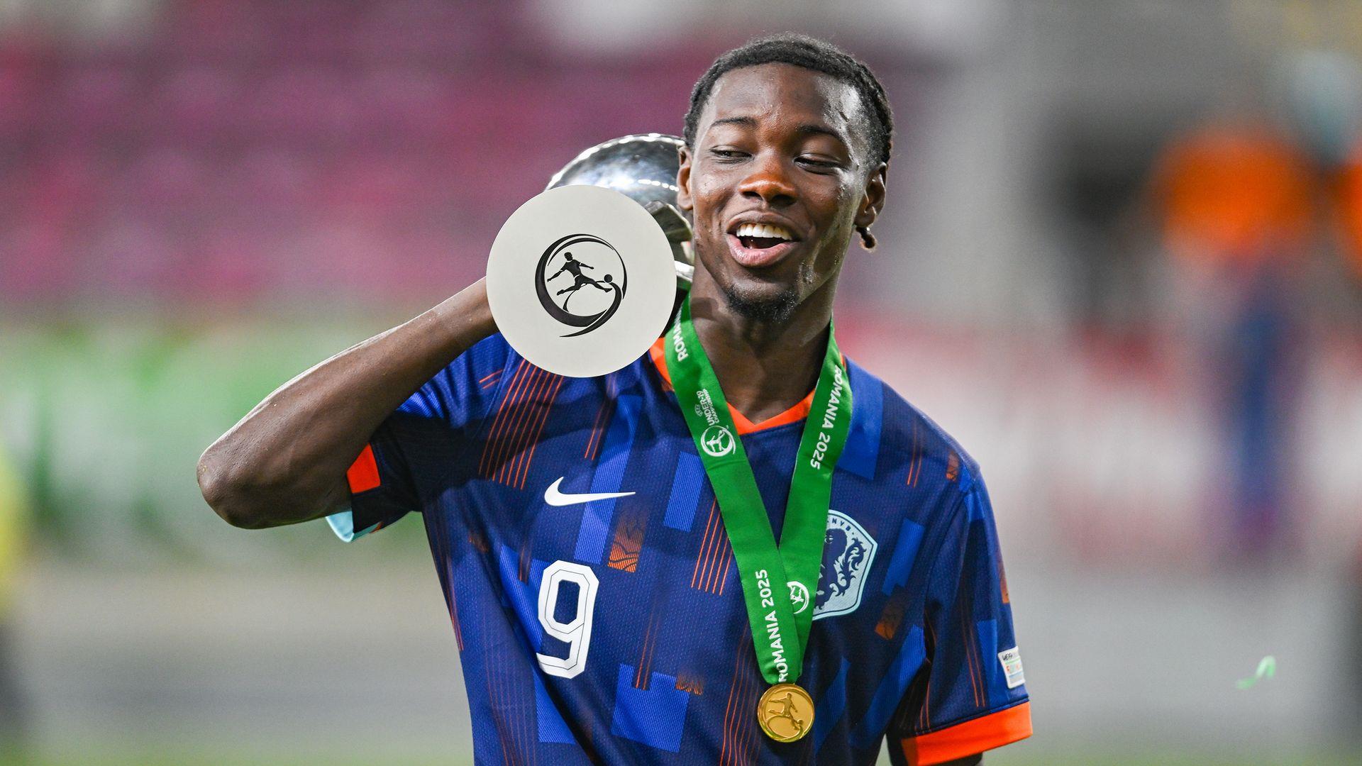 Truyền thông Hà Lan tóm tắt những ngôi sao mới của U19 Hà Lan: MVP Schmidt và vua phá lưới Ufkiel có tên trong danh sách Truyền thông Hà Lan tóm tắt những ngôi sao mới của U19 Hà Lan: MVP Schmidt và vua phá lưới Ufkiel có tên trong danh sách