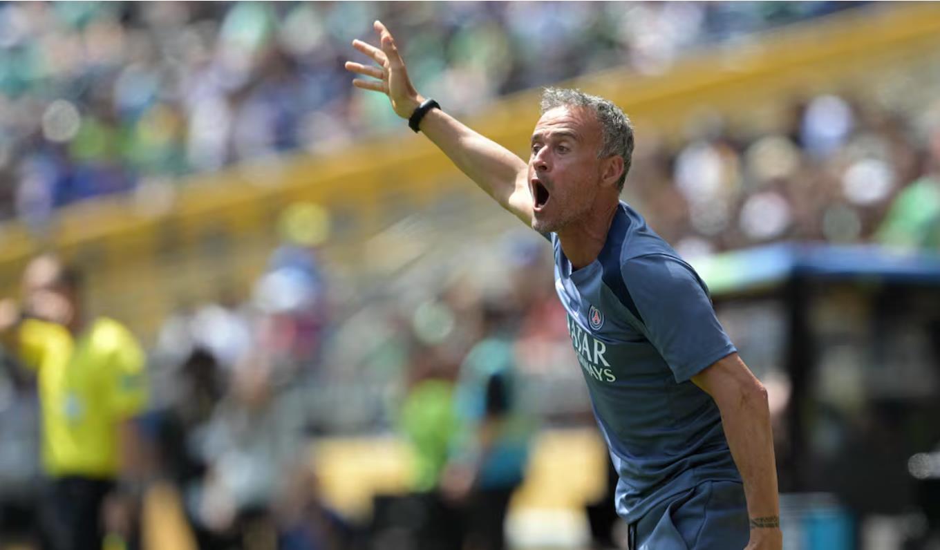 Luis Enrique chỉ trích địa điểm tổ chức Club World Cup: Bóng nảy như thỏ, không thể so sánh với sân vận động châu Âu Luis Enrique chỉ trích địa điểm tổ chức Club World Cup: Bóng nảy như thỏ, không thể so sánh với sân vận động châu Âu