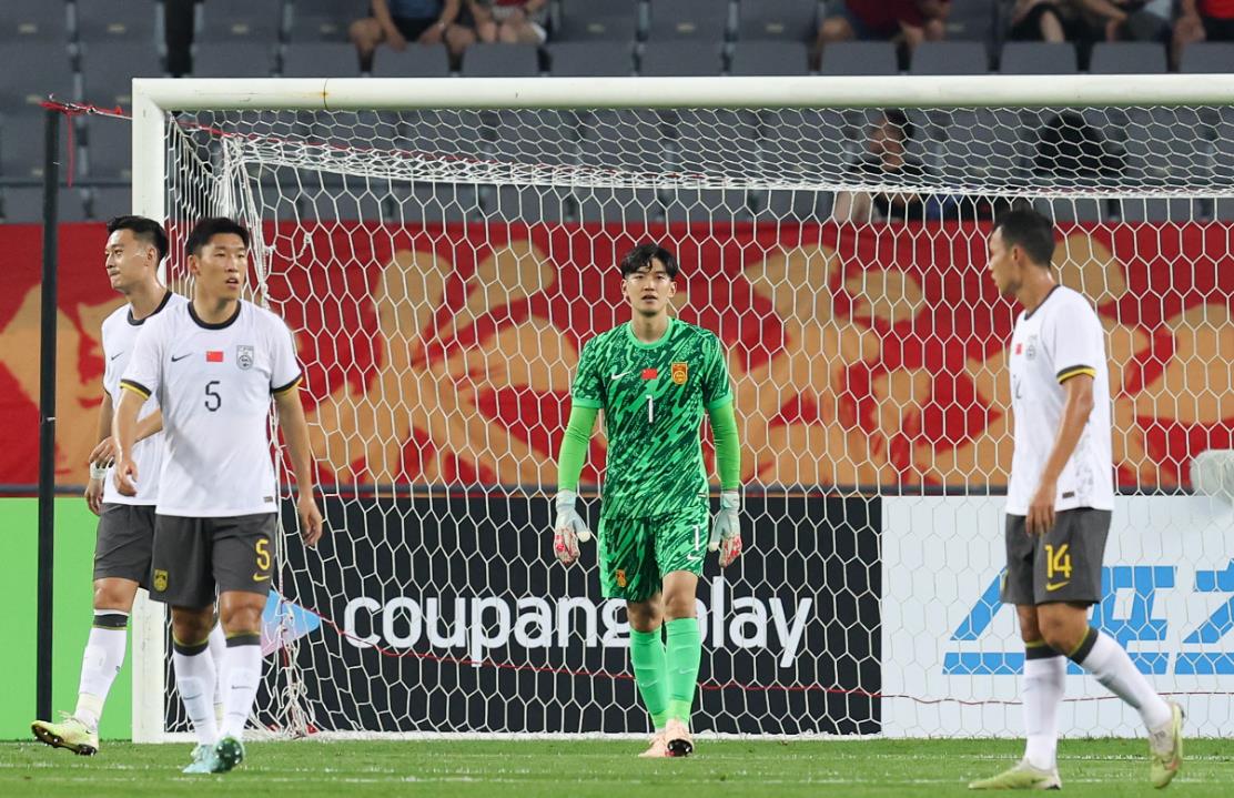 Beijing Youth Daily: Thất bại ở vòng đầu tiên của đội tuyển bóng đá quốc gia Trung Quốc trước Hàn Quốc là một đòn giáng mạnh vào huấn luyện viên Jiu và đội có thể sẽ thay đổi đội hình với năm hậu vệ để đấu với Nhật Bản Beijing Youth Daily: Thất bại ở vòng đầu tiên của đội tuyển bóng đá quốc gia Trung Quốc trước Hàn Quốc là một đòn giáng mạnh vào huấn luyện viên Jiu và đội có thể sẽ thay đổi đội hình với năm hậu vệ để đấu với Nhật Bản