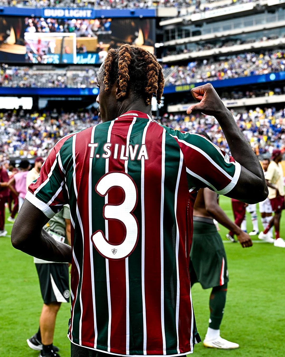 Các cầu thủ Chelsea tri ân Thiago Silva sau trận đấu, Chalobah trao đổi áo đấu với thần tượng của mình Các cầu thủ Chelsea tri ân Thiago Silva sau trận đấu, Chalobah trao đổi áo đấu với thần tượng của mình