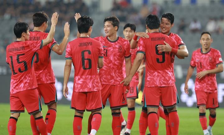 Truyền thông Hàn Quốc: Hàn Quốc sẽ tiếp tục sử dụng 3 hậu vệ để đối đầu với Hong Kong, Trung Quốc và sẽ có thêm nhiều cầu thủ mới xuất hiện Truyền thông Hàn Quốc: Hàn Quốc sẽ tiếp tục sử dụng 3 hậu vệ để đối đầu với Hong Kong, Trung Quốc và sẽ có thêm nhiều cầu thủ mới xuất hiện