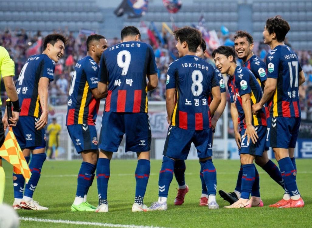 Bản tin trước về K-League Hàn Quốc: Suwon đã có nhiều bản hợp đồng trong kỳ chuyển nhượng mùa hè và ngôi sao Asani của Gwangju đang có phong độ cao Bản tin trước về K-League Hàn Quốc: Suwon đã có nhiều bản hợp đồng trong kỳ chuyển nhượng mùa hè và ngôi sao Asani của Gwangju đang có phong độ cao