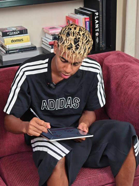 Chỉ cần cho tôi bốn từ! Yamal đã tham gia một sự kiện thương hiệu và viết "Tham vọng lớn" bằng tiếng Trung Chỉ cần cho tôi bốn từ! Yamal đã tham gia một sự kiện thương hiệu và viết "Tham vọng lớn" bằng tiếng Trung