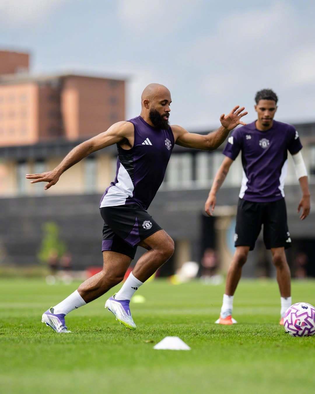 Amorim xác nhận Mbomo sẽ không ra sân trong trận đấu với Bournemouth, nhưng có thể ra mắt trong trận đấu với Everton vào cuối tuần này Amorim xác nhận Mbomo sẽ không ra sân trong trận đấu với Bournemouth, nhưng có thể ra mắt trong trận đấu với Everton vào cuối tuần này