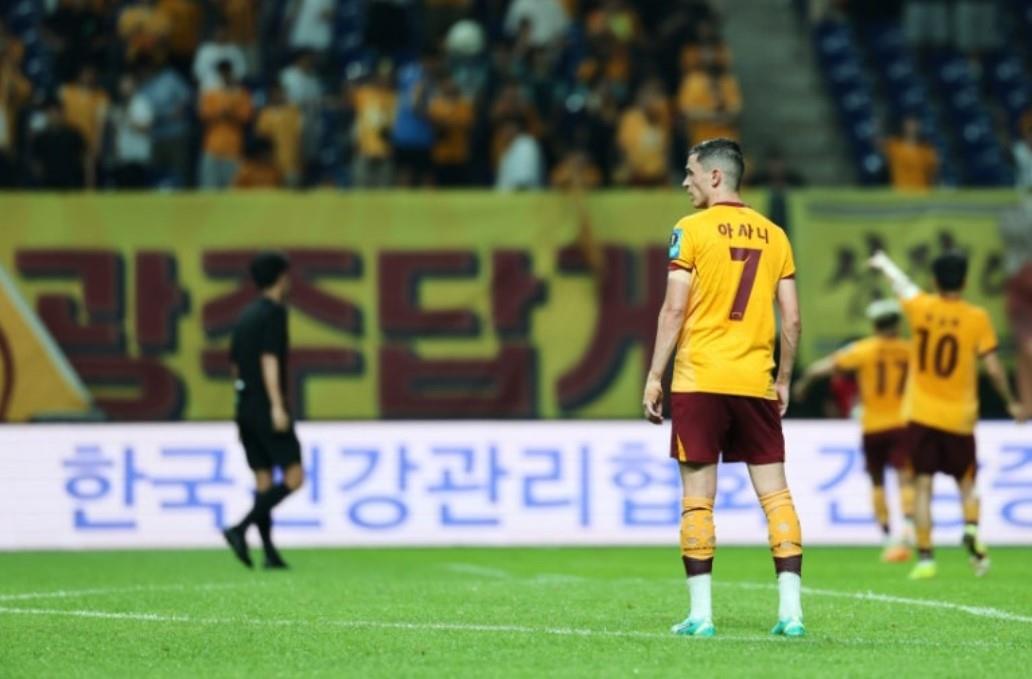 Bản tin trước về K-League Hàn Quốc: Suwon đã có nhiều bản hợp đồng trong kỳ chuyển nhượng mùa hè và ngôi sao Asani của Gwangju đang có phong độ cao Bản tin trước về K-League Hàn Quốc: Suwon đã có nhiều bản hợp đồng trong kỳ chuyển nhượng mùa hè và ngôi sao Asani của Gwangju đang có phong độ cao