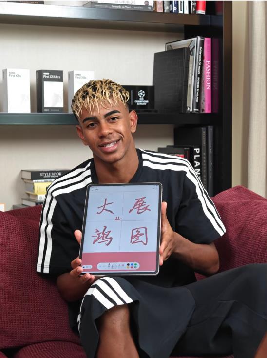 Chỉ cần cho tôi bốn từ! Yamal đã tham gia một sự kiện thương hiệu và viết "Tham vọng lớn" bằng tiếng Trung Chỉ cần cho tôi bốn từ! Yamal đã tham gia một sự kiện thương hiệu và viết "Tham vọng lớn" bằng tiếng Trung