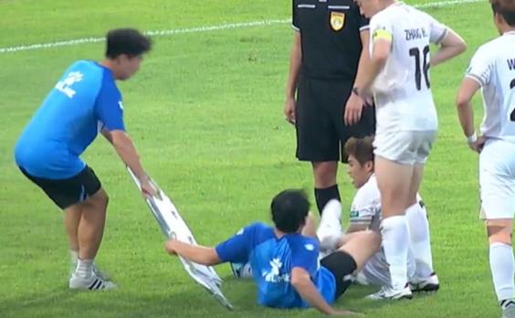 Thật không may! Cầu thủ Lu Jiabin của giải hạng Hai Trung Quốc bị chuột rút, và cậu bé nhặt bóng chịu trách nhiệm khiêng cáng đã trượt chân và thực hiện một pha vào bóng trượt Thật không may! Cầu thủ Lu Jiabin của giải hạng Hai Trung Quốc bị chuột rút, và cậu bé nhặt bóng chịu trách nhiệm khiêng cáng đã trượt chân và thực hiện một pha vào bóng trượt