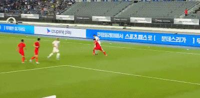 Hiệp một Cúp Đông Á: Hosoya Shindai ghi bàn, Zhang Yuning bỏ lỡ cơ hội đối mặt, Trung Quốc 0-1 Nhật Bản Hiệp một Cúp Đông Á: Hosoya Shindai ghi bàn, Zhang Yuning bỏ lỡ cơ hội đối mặt, Trung Quốc 0-1 Nhật Bản