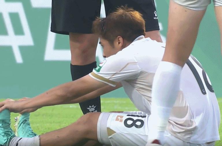 Thật không may! Cầu thủ Lu Jiabin của giải hạng Hai Trung Quốc bị chuột rút, và cậu bé nhặt bóng chịu trách nhiệm khiêng cáng đã trượt chân và thực hiện một pha vào bóng trượt Thật không may! Cầu thủ Lu Jiabin của giải hạng Hai Trung Quốc bị chuột rút, và cậu bé nhặt bóng chịu trách nhiệm khiêng cáng đã trượt chân và thực hiện một pha vào bóng trượt