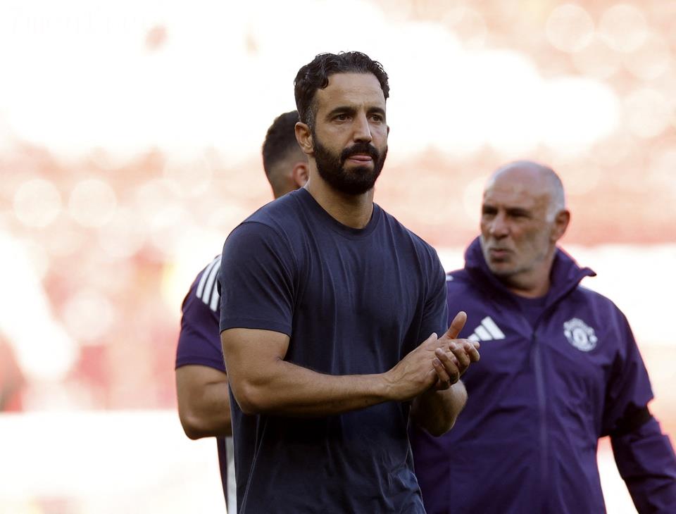 15 trận thua sau 28 trận! Amorim trở thành huấn luyện viên chưa thăng hạng thua 15 trận nhanh nhất tại Ngoại hạng Anh trong 16 năm 15 trận thua sau 28 trận! Amorim trở thành huấn luyện viên chưa thăng hạng thua 15 trận nhanh nhất tại Ngoại hạng Anh trong 16 năm