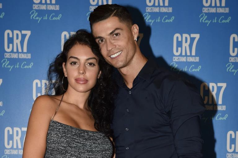 Nhìn lại mối quan hệ chín năm của Cristiano Ronaldo và Georgina: tình yêu sét đánh và cùng nhau trải qua những thăng trầm Nhìn lại mối quan hệ chín năm của Cristiano Ronaldo và Georgina: tình yêu sét đánh và cùng nhau trải qua những thăng trầm