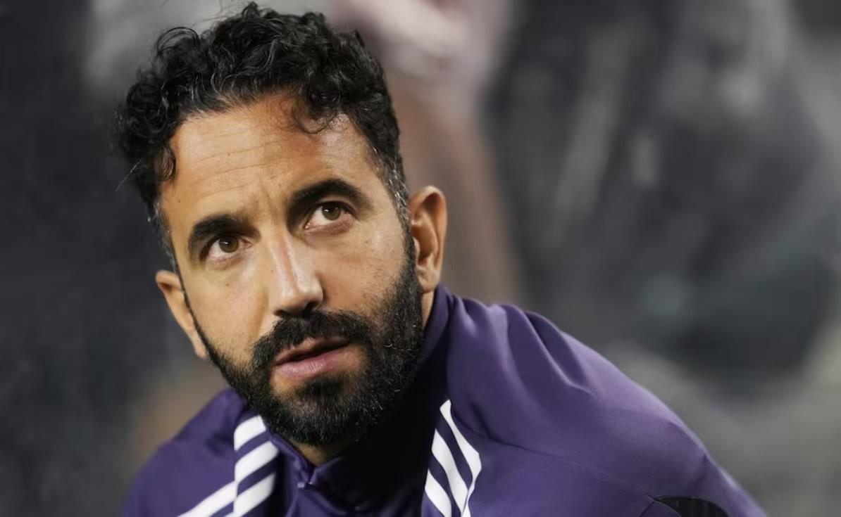 Amorim: Tôi muốn gắn bó với Manchester United thêm 20 năm nữa. Áp lực hiện tại giống như sự phản ánh lòng tự trọng của tôi hơn. Amorim: Tôi muốn gắn bó với Manchester United thêm 20 năm nữa. Áp lực hiện tại giống như sự phản ánh lòng tự trọng của tôi hơn.