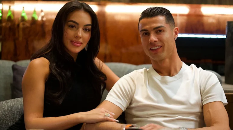 Nhìn lại mối quan hệ chín năm của Cristiano Ronaldo và Georgina: tình yêu sét đánh và cùng nhau trải qua những thăng trầm Nhìn lại mối quan hệ chín năm của Cristiano Ronaldo và Georgina: tình yêu sét đánh và cùng nhau trải qua những thăng trầm