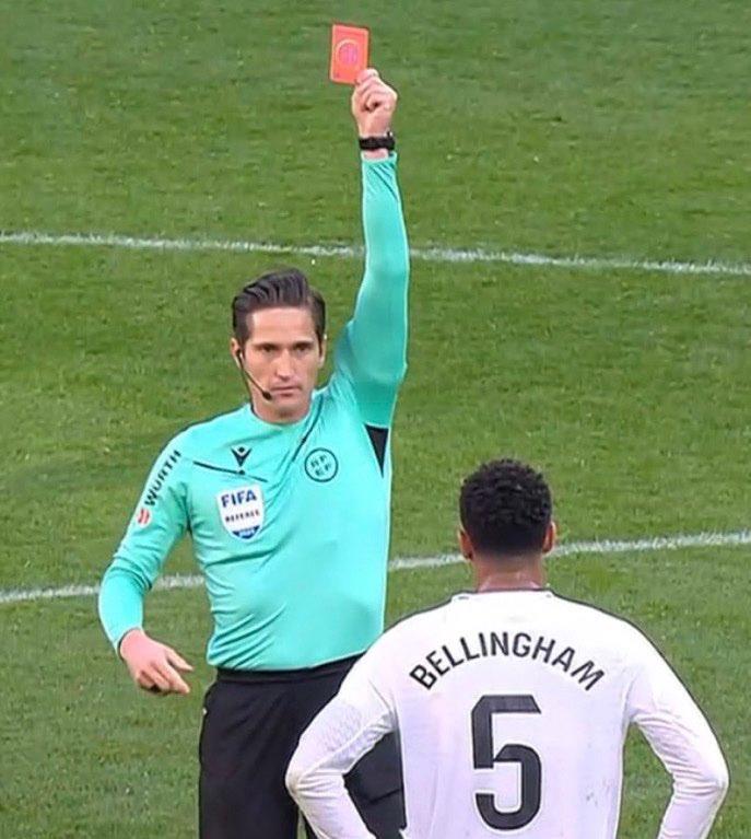 Một bàn thắng gây tranh cãi, hai thẻ đỏ, và cú đá cắt kéo của Rafi! Cùng nhìn lại những quyết định gây tranh cãi của trọng tài trong chiến thắng 3-0 của Barcelona trước Mallorca. Một bàn thắng gây tranh cãi, hai thẻ đỏ, và cú đá cắt kéo của Rafi! Cùng nhìn lại những quyết định gây tranh cãi của trọng tài trong chiến thắng 3-0 của Barcelona trước Mallorca.