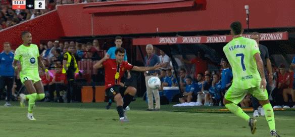 Một bàn thắng gây tranh cãi, hai thẻ đỏ, và cú đá cắt kéo của Rafi! Cùng nhìn lại những quyết định gây tranh cãi của trọng tài trong chiến thắng 3-0 của Barcelona trước Mallorca. Một bàn thắng gây tranh cãi, hai thẻ đỏ, và cú đá cắt kéo của Rafi! Cùng nhìn lại những quyết định gây tranh cãi của trọng tài trong chiến thắng 3-0 của Barcelona trước Mallorca.